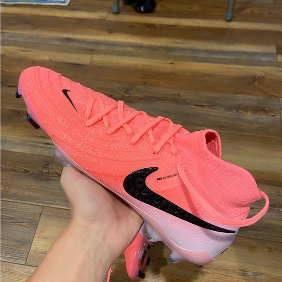 This is a Nike soccer cleat it’s size 10 and color pink